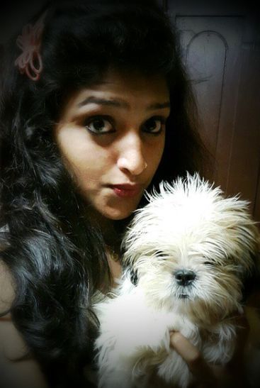 Shreya Anchan og kjæledyrhunden hennes