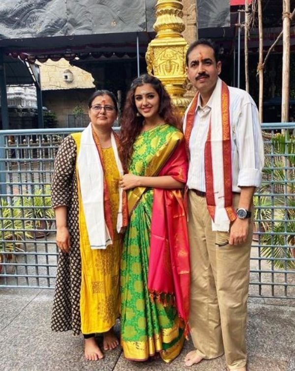 Malvika Sharma với cha mẹ của cô ấy
