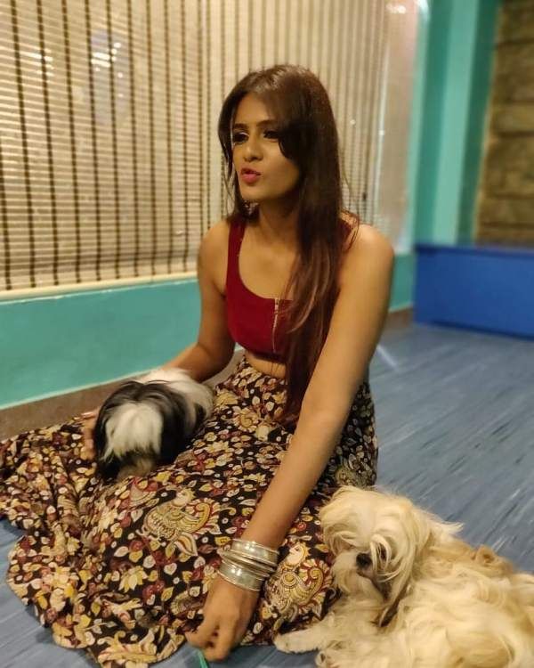 Meera Mithun szereti a kutyákat