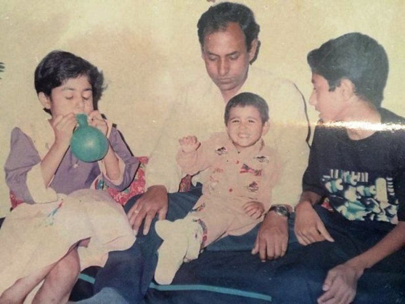 अपने परिवार के साथ शालिनी पांडे की एक पुरानी तस्वीर