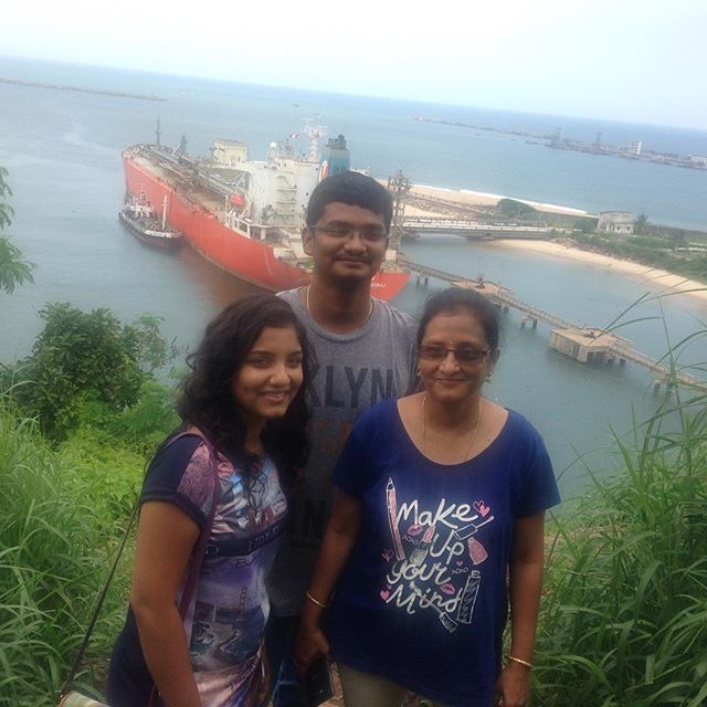 Lahari Sanju com sua mãe e irmão