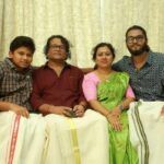 Hareesh Peradi con su familia