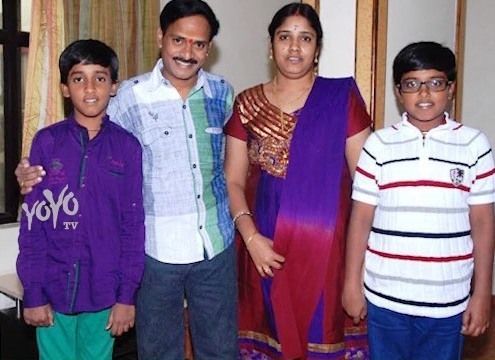 Venu Madhavas su žmona ir vaikais