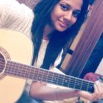 ایشوریہ دتہ گٹار کھیل رہی ہیں