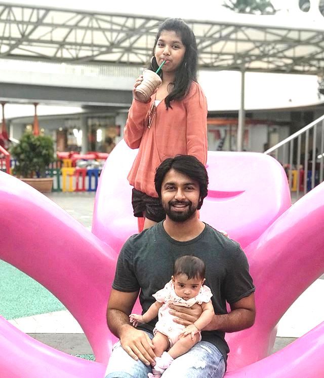 Kalyaan Dhev sa svojim kćerima