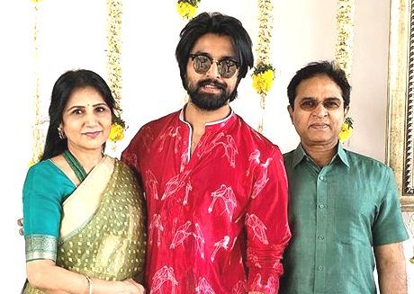 Kalyaan Dhev sa svojim roditeljima