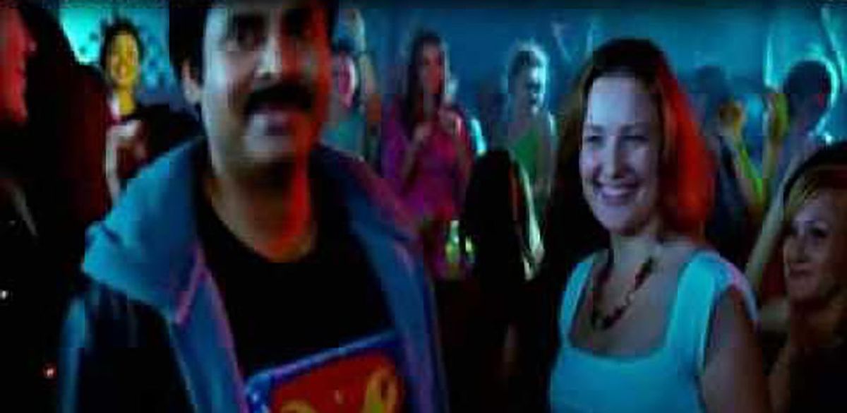 Anna Lezhneva und Pawan Kalyan in einer Szene aus Teen Maar