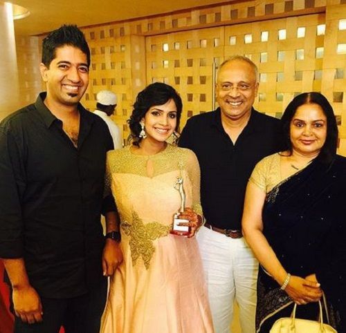 Samyuktha Karthik con sus padres y su esposo
