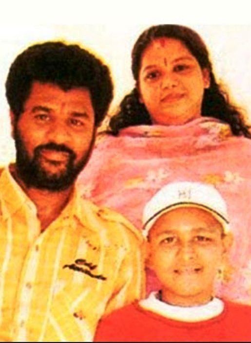 Prabhu Deva vaimonsa ja poikansa Vishalin kanssa