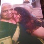 Fathima Babu annesiyle birlikte