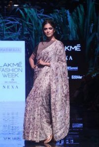 Malavika Mohanan cammina sulla rampa alla Lakme Fashion Week