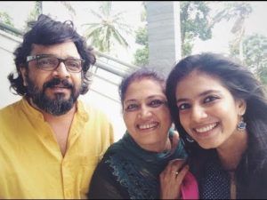 Malavika Mohanan com seus pais