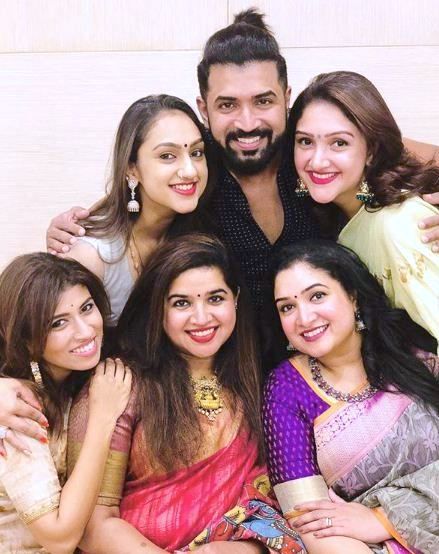 Arun Vijay sa svojim sestrama