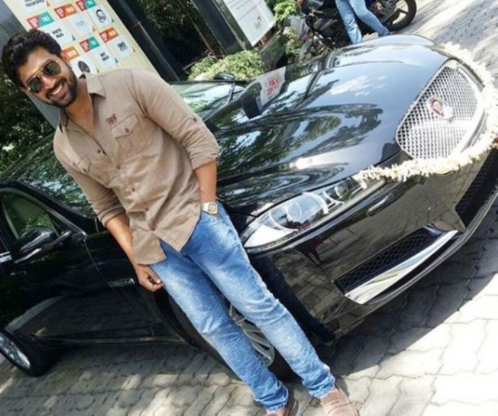 Arun Vijay pozira s Jaguarom