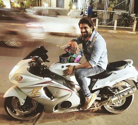 Arun Vijay pozira na svom biciklu Hayabusa
