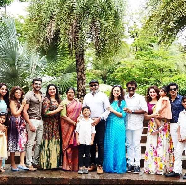 Arun Vijay sa svojom obitelji