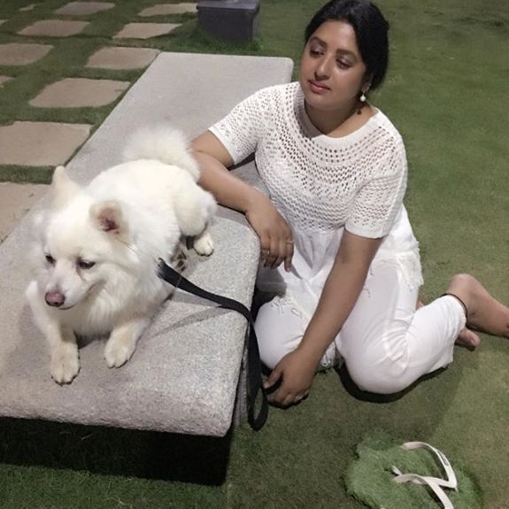 Shanoor Sana Begum cu câinele ei de companie