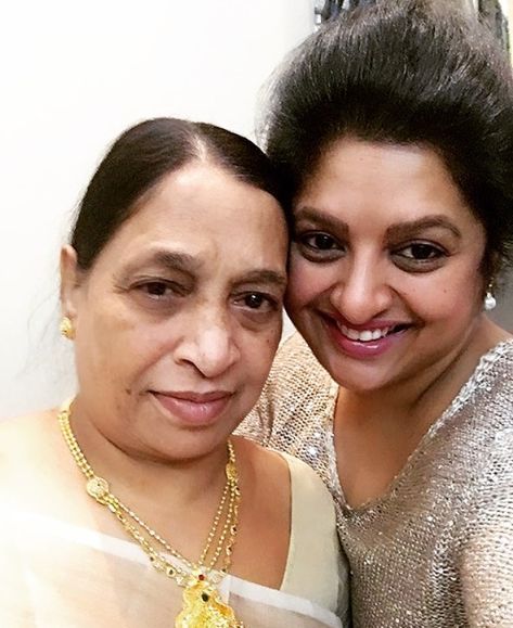 Shanoor Sana Begum com a mãe