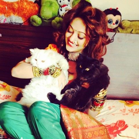 مانسی نائک بلی کے ساتھ کھیل رہی ہے