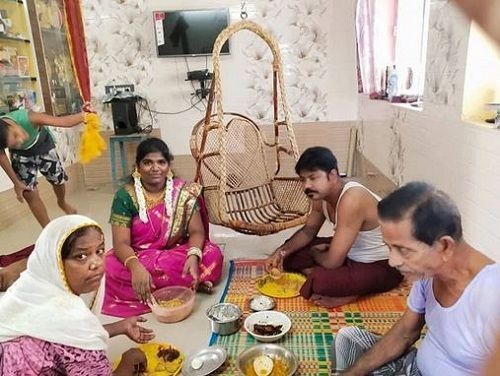 Aranthangi Nisha Makan Bersama Keluarganya