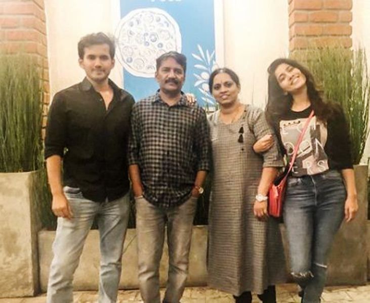 Nabha Natesh con su familia