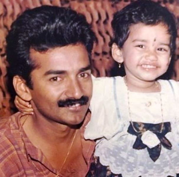Μια παιδική εικόνα της Nabha Natesh με τον πατέρα της