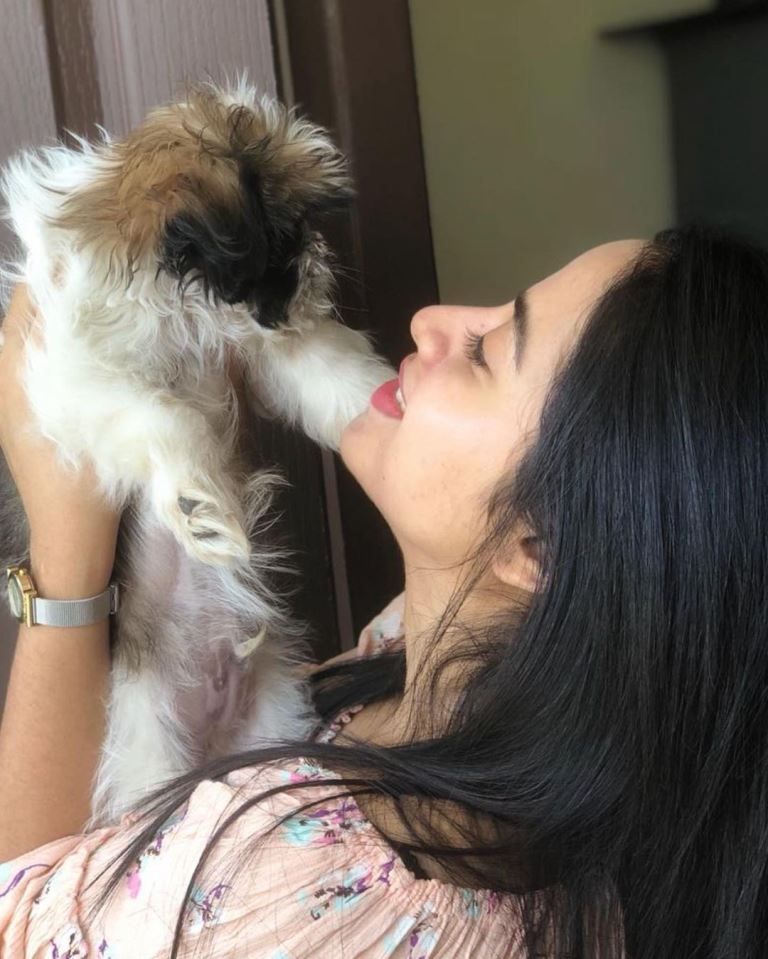 Swathi Deekshith mit ihrem Hund
