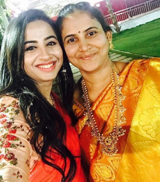 Swathi Deekshith med sin mamma