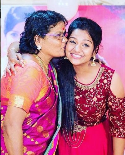 VJ Chitra mit ihrer Mutter