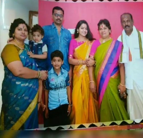 VJ Chitra mit ihrer Familie