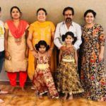Nandini Rai so svojou rodinou (zľava doprava) - brat, švagriná, matka, otec, Nandiní