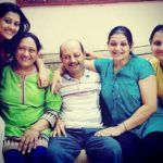 Пуджа Джавери с родителями и сестрами Дхруви Джавери (вторая справа) и Хета Джавери (справа)
