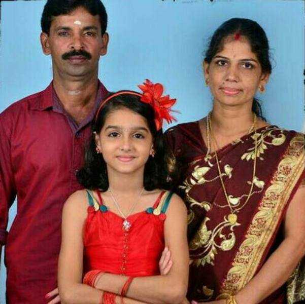 Anaswara Rajan con sus padres