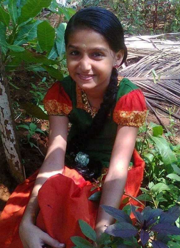 Η Anaswara Rajan με τον Manju Warrier (δεξιά) στα γυρίσματα της πρώτης της ταινίας Malayalam
