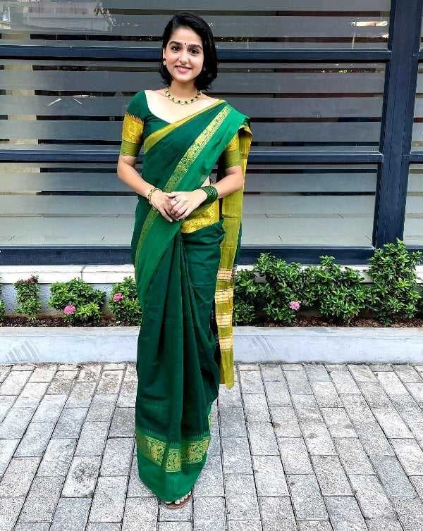 Η Anaswara Rajan με την Trisha Krishnan (αριστερά) στα γυρίσματα της πρώτης της ταινίας Tamil