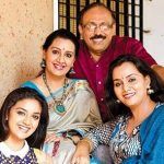 Keerthy Suresh vanhempiensa ja sisarensa kanssa