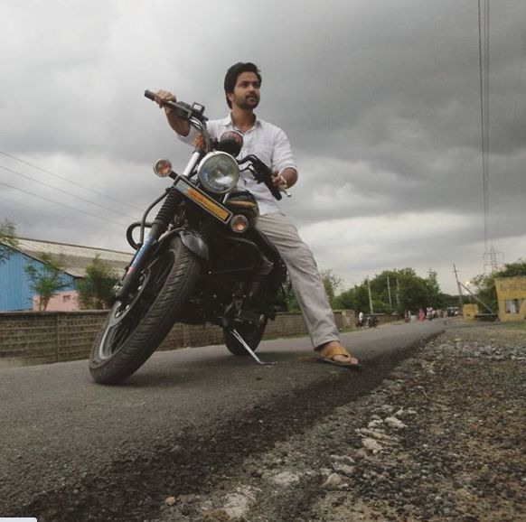 सैयद सोहेल रयान ने अपनी बाइक की सवारी की