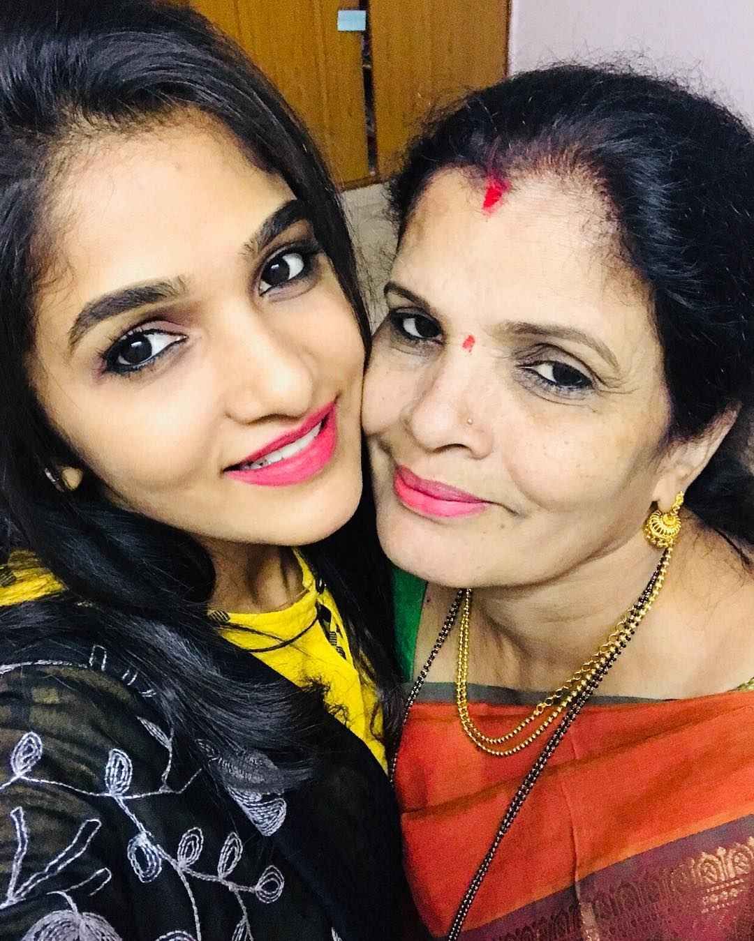 Divya Uruduga koos oma emaga