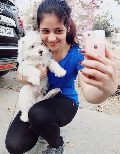 Priyanka Jawalkar evcil köpeğiyle selfie çekiyor