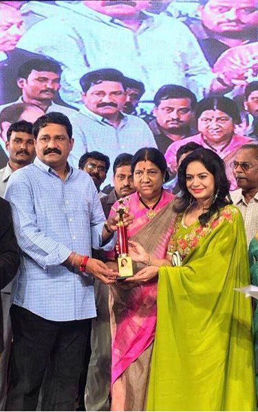 Sunitha Upadrashta Receiving her Lata Mangeshkar Award