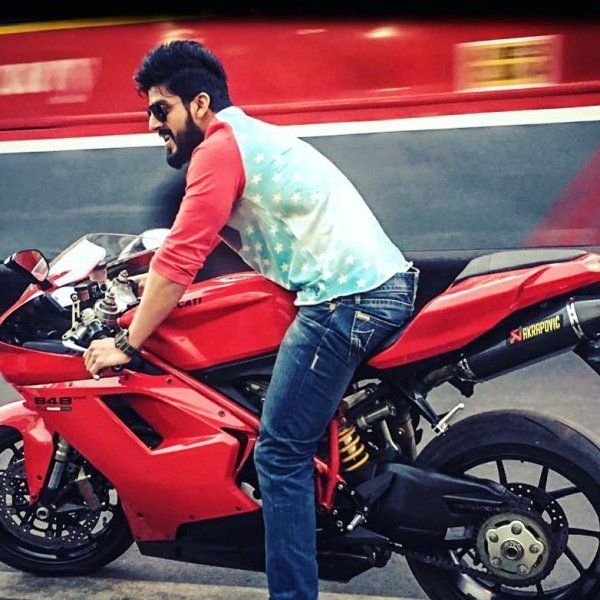 Vishu Reddy pilotando uma Ducati