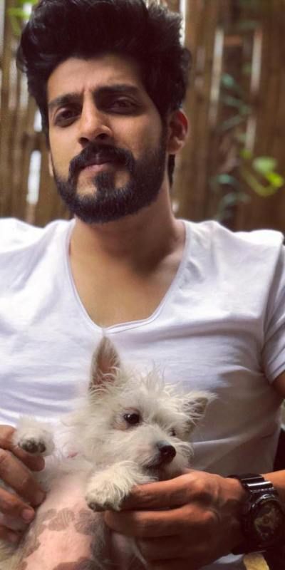 Vishu Reddy con su perro mascota