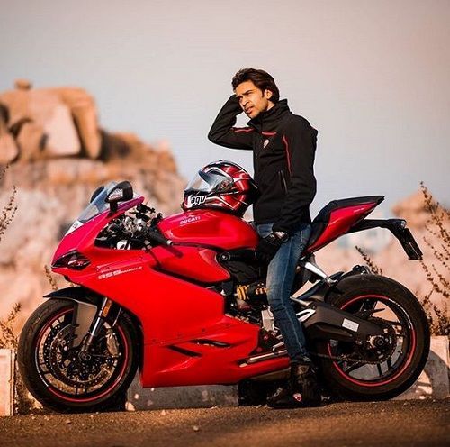 Abijeet Duddala met zijn motorfiets