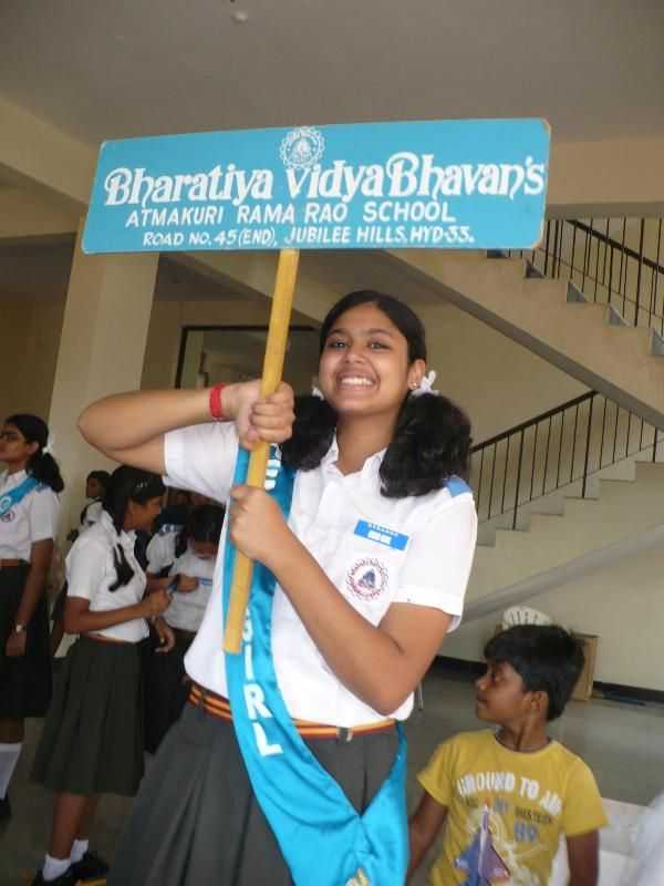 Faria Abdullah se faisant passer pour une préfète en chef au Bharatiya Vidya Bhavan, Hyderabad