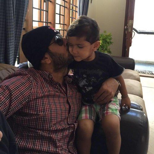 Ο Jithan Ramesh με τον γιο του