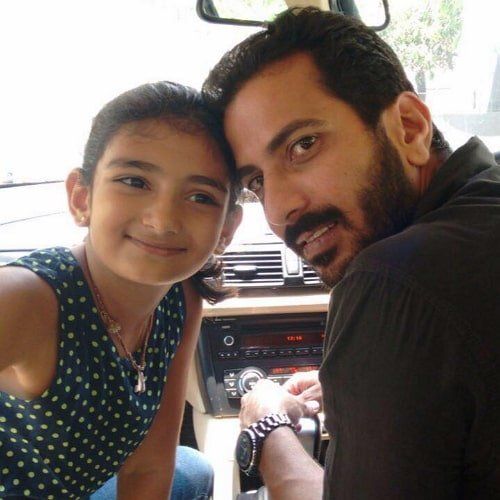 Jithan Ramesh s hčerko