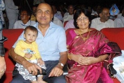 I genitori di Jithan Ramesh e suo fratello Jiiva