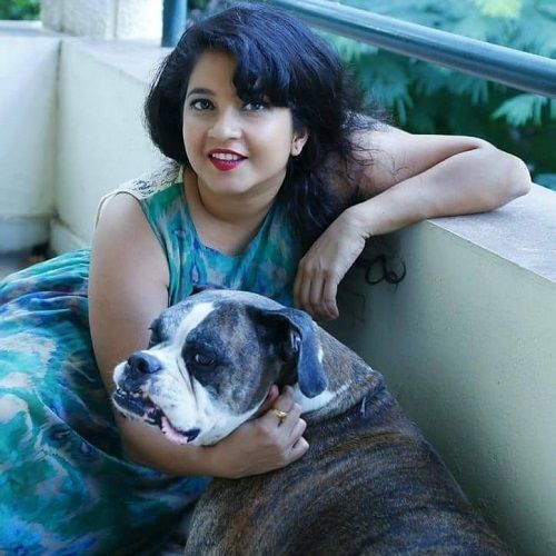 Shubha Poonja com seu cachorro de estimação