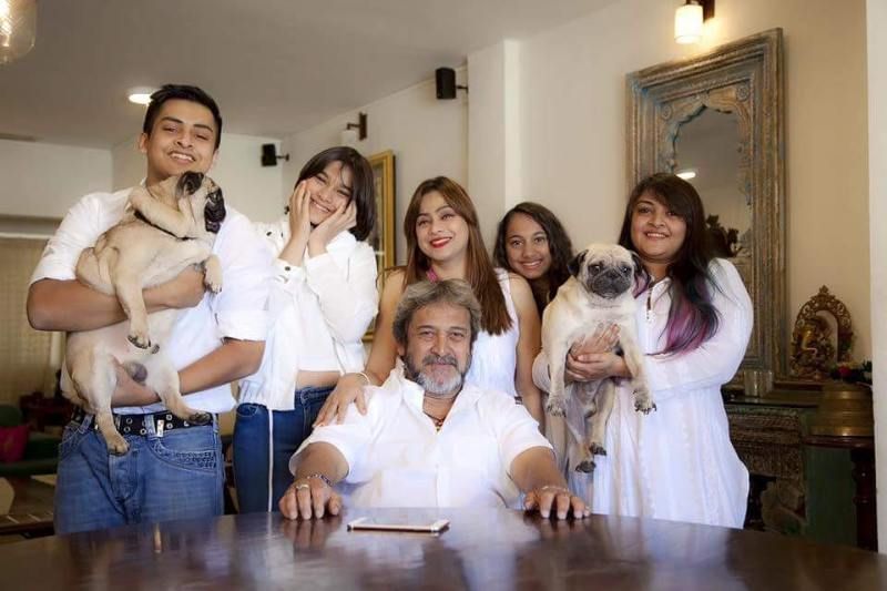 Гаури Ингавале са породицом