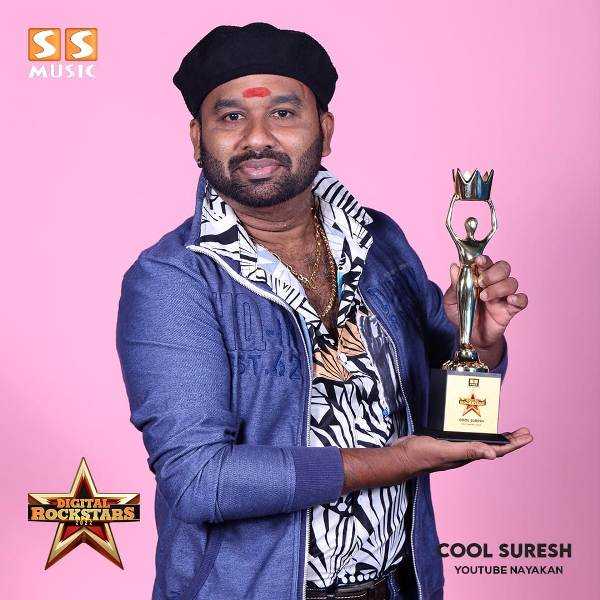 Cool Suresh met de YouTube Nayagan Award (2022)